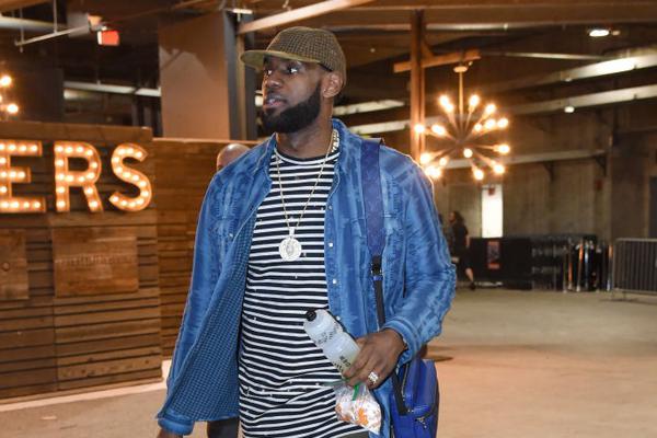 再战发展联盟！赛前杨瀚森与队友一同观看录像（备战发展联盟！杨瀚森赛前与队友一起研究录像）