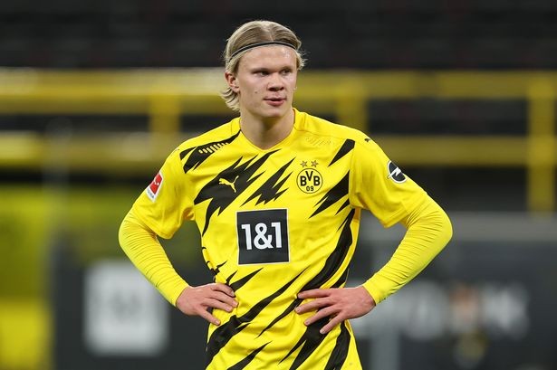 法兰克福球迷在诺坎普球场对巴萨支持者发动投掷袭击（诺坎普球场冲突：法兰克福球迷向巴萨支持者投掷物品）