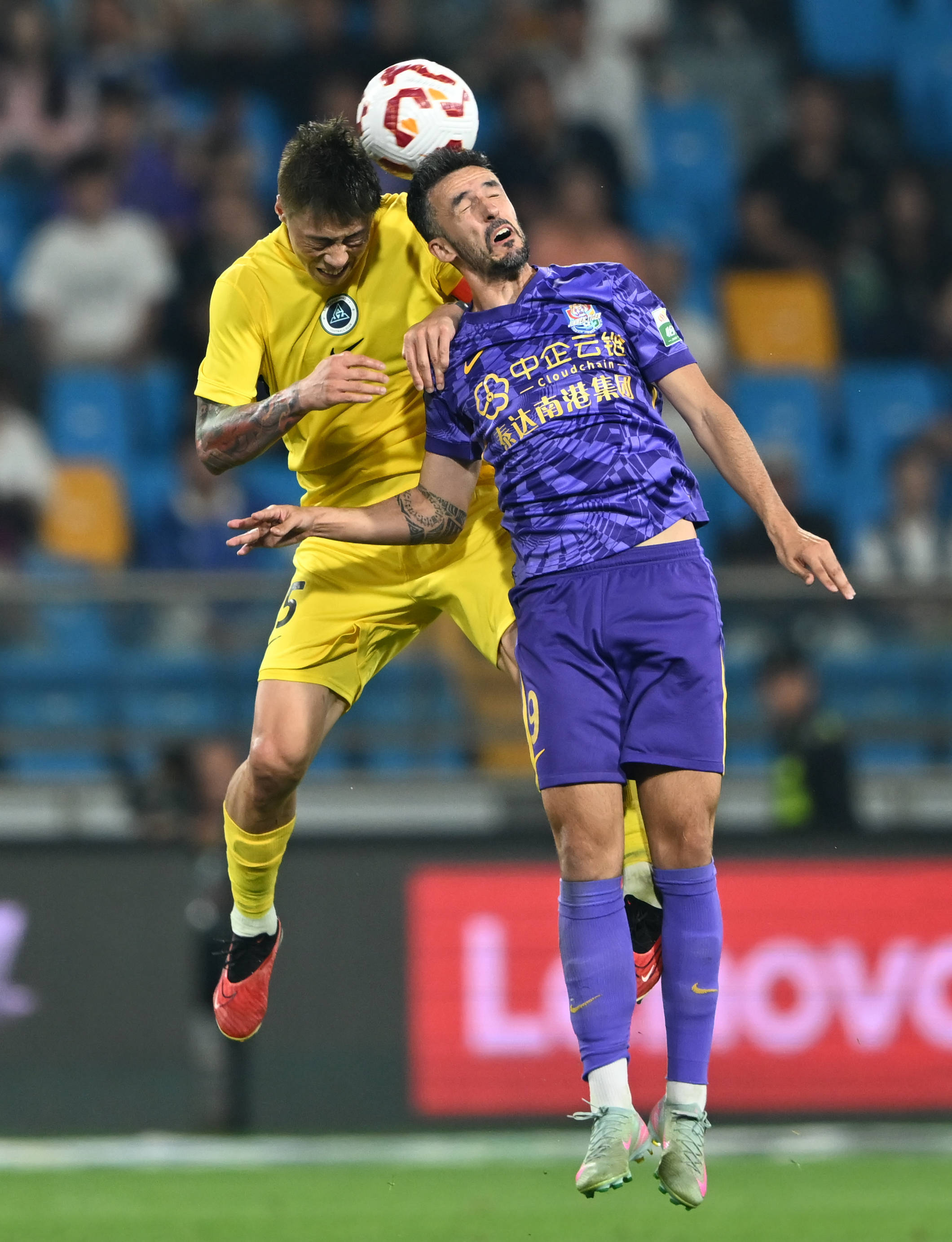 梅西跟前锋比进球、跟中场比助攻！还跟俱乐部比冠军！而且都赢！（梅西进球不输前锋、助攻压过中场，连冠军数也超过诸多俱乐部！）