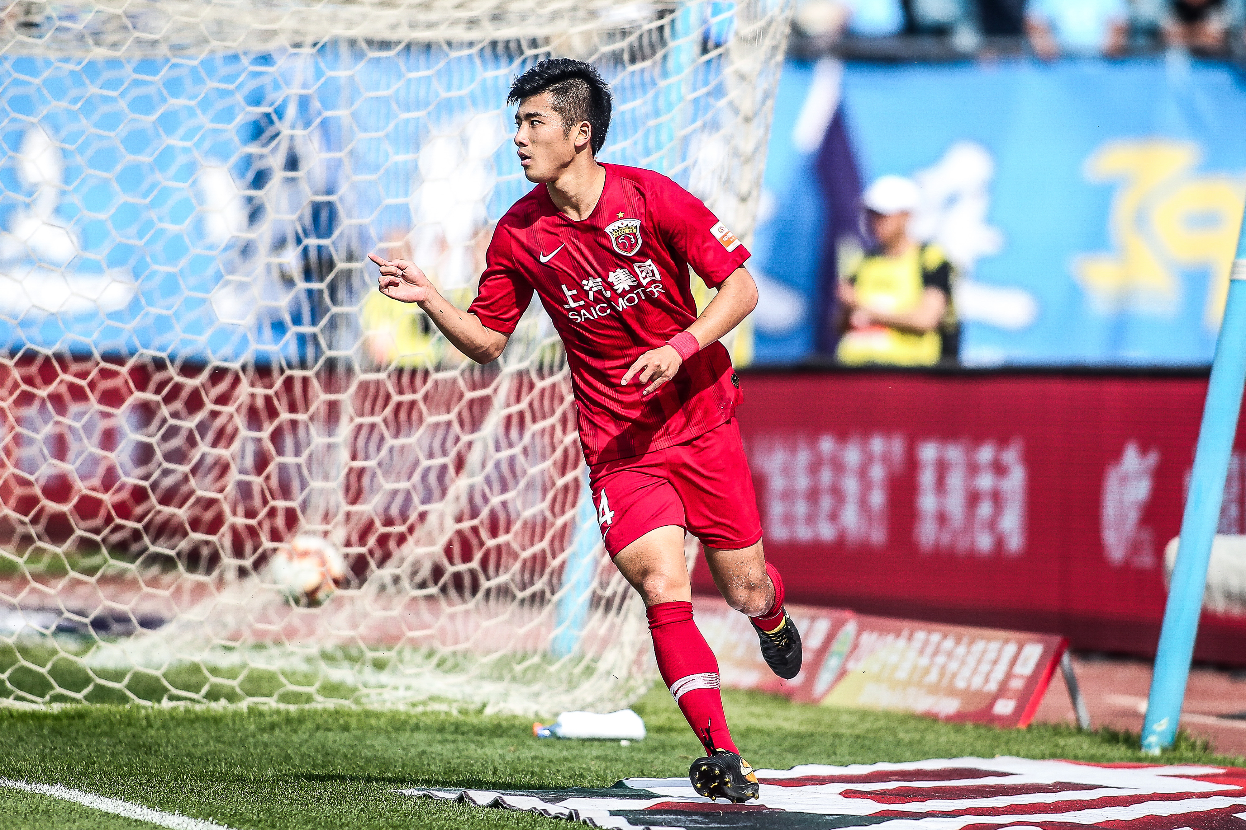 穆勒：孔帕尼的工作非常出色，本赛季观看拜仁比赛是种享受（穆勒盛赞孔帕尼执教出色：本赛季观看拜仁令人享受）