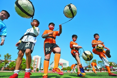 记者：拜仁即将签下17岁的厄瓜多尔中卫奥拉亚（记者曝：拜仁接近敲定17岁厄瓜多尔中卫奥拉亚）