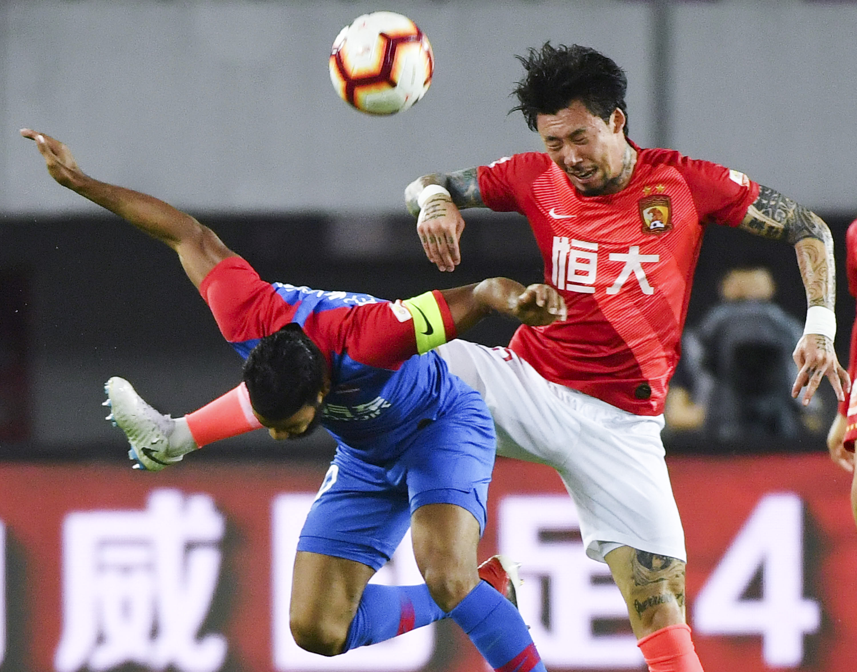 塞尔塔打入第二球后，伯纳乌球场响起嘘声和口哨声（塞尔塔再度破门，伯纳乌嘘声与口哨四起）