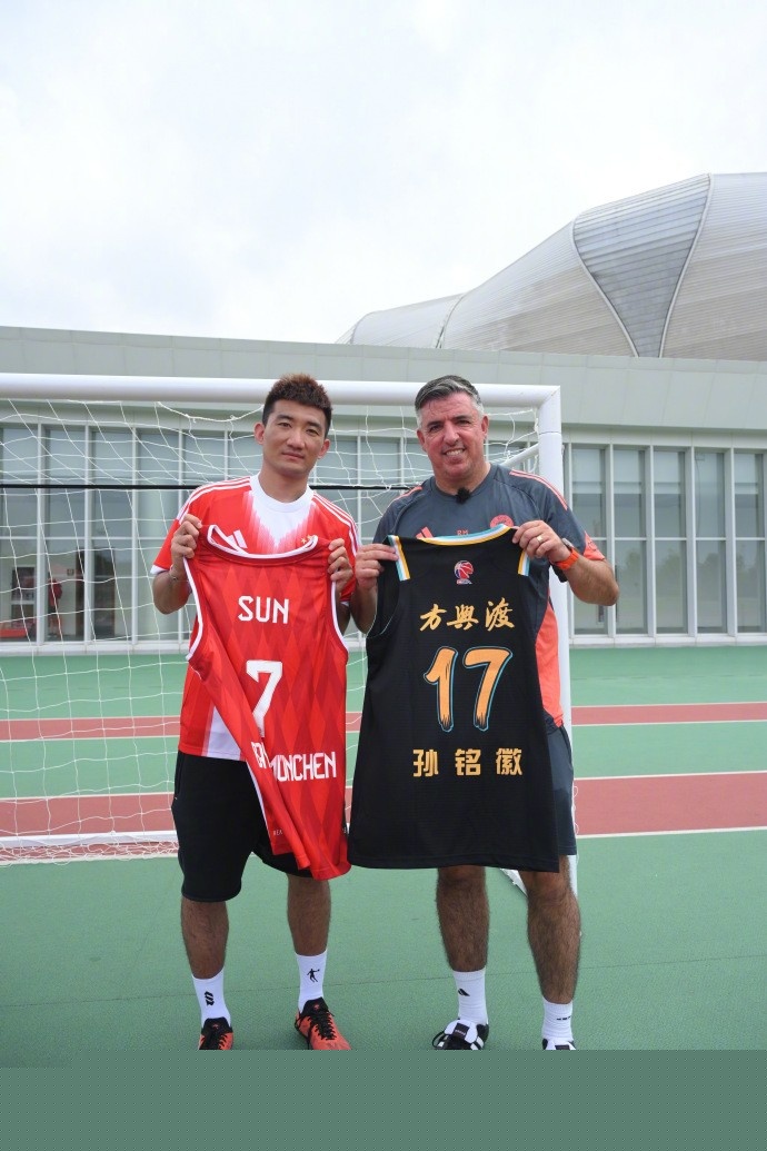 阿尔巴：我小时候因身高被巴萨放弃；退役是深思熟虑后的决定（阿尔巴：童年因身高无缘巴萨，退役是慎重权衡后的选择）