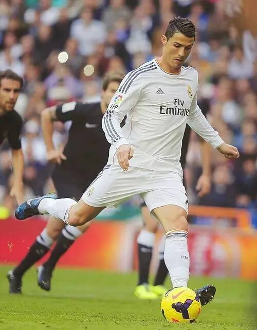 意媒：国米现场考察帕尔马中场贝尔纳韦，考虑让其做恰20替补（意媒：国米考察帕尔马中场贝尔纳韦，或将其引进充当恰尔汗奥卢替补）