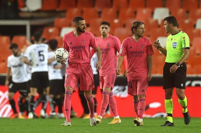 马克西半场15分，恩比德11中1，76人手握7分领先（马克西半场独取15分，恩比德11投仅1中，76人暂领先7分）