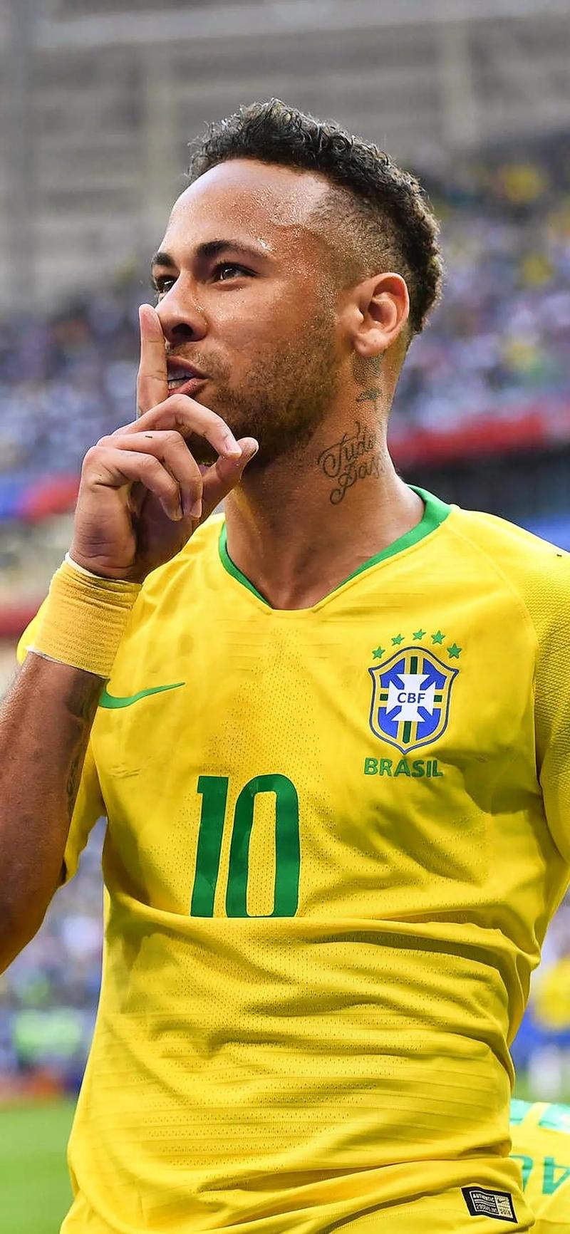 冷静庆祝展现巨星气质（从容庆祝彰显巨星风范）